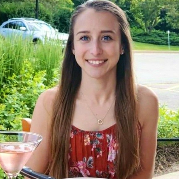 Meet your Posher, Kayla - Picture 3 of 4